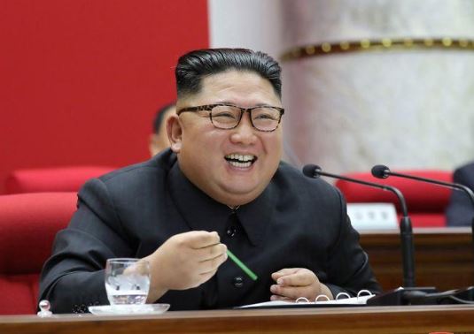الزعيم الكوري الشمالي كيم جونج أون يتحدث في اجتماع اللجنة المركزية لحزب العمال الحاكم يوم الثلاثاء. (صورة لرويترز من وكالة الأنباء المركزية الكورية.